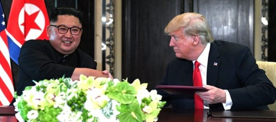 El presidente estadounidense, Donald Trump, y el líder norcoreano, Kim Jong-un,...