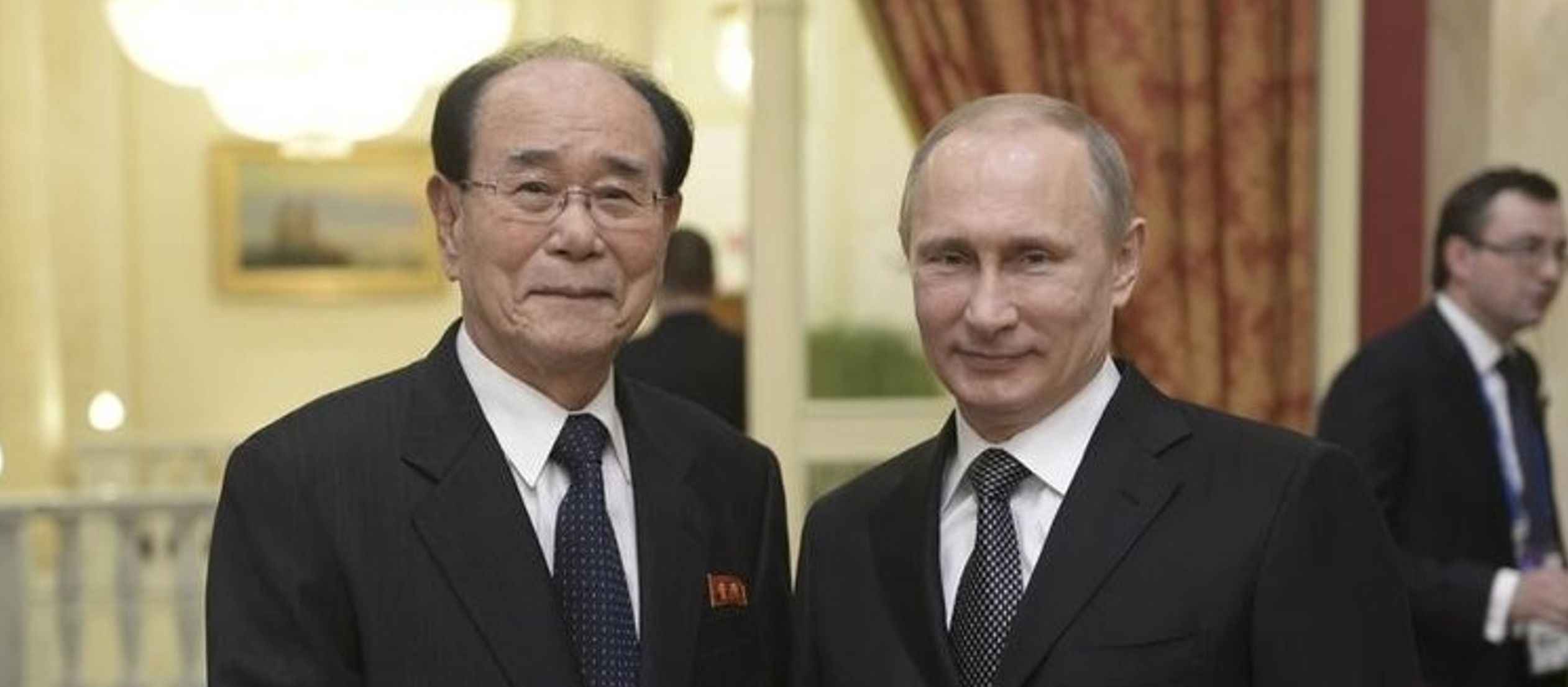 El Kremlin saludó hoy la reunión de los dirigentes de EU y Corea del Norte al...
