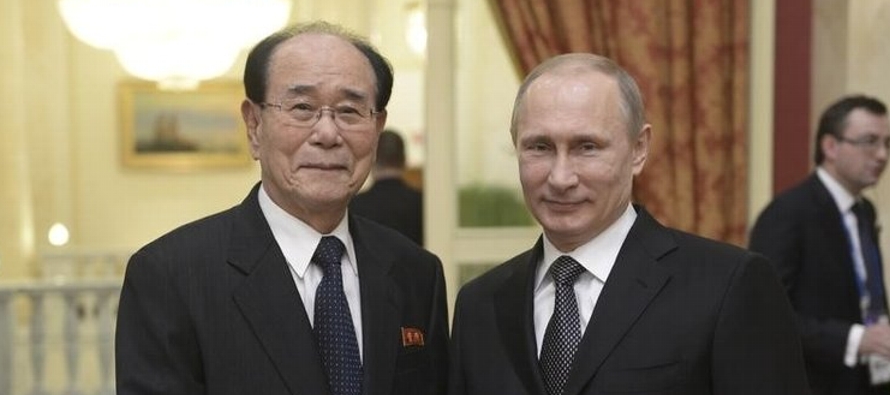En la reunión de este jueves, Kim Yong Nam ha entregado a Putin una carta escrita a mano por...