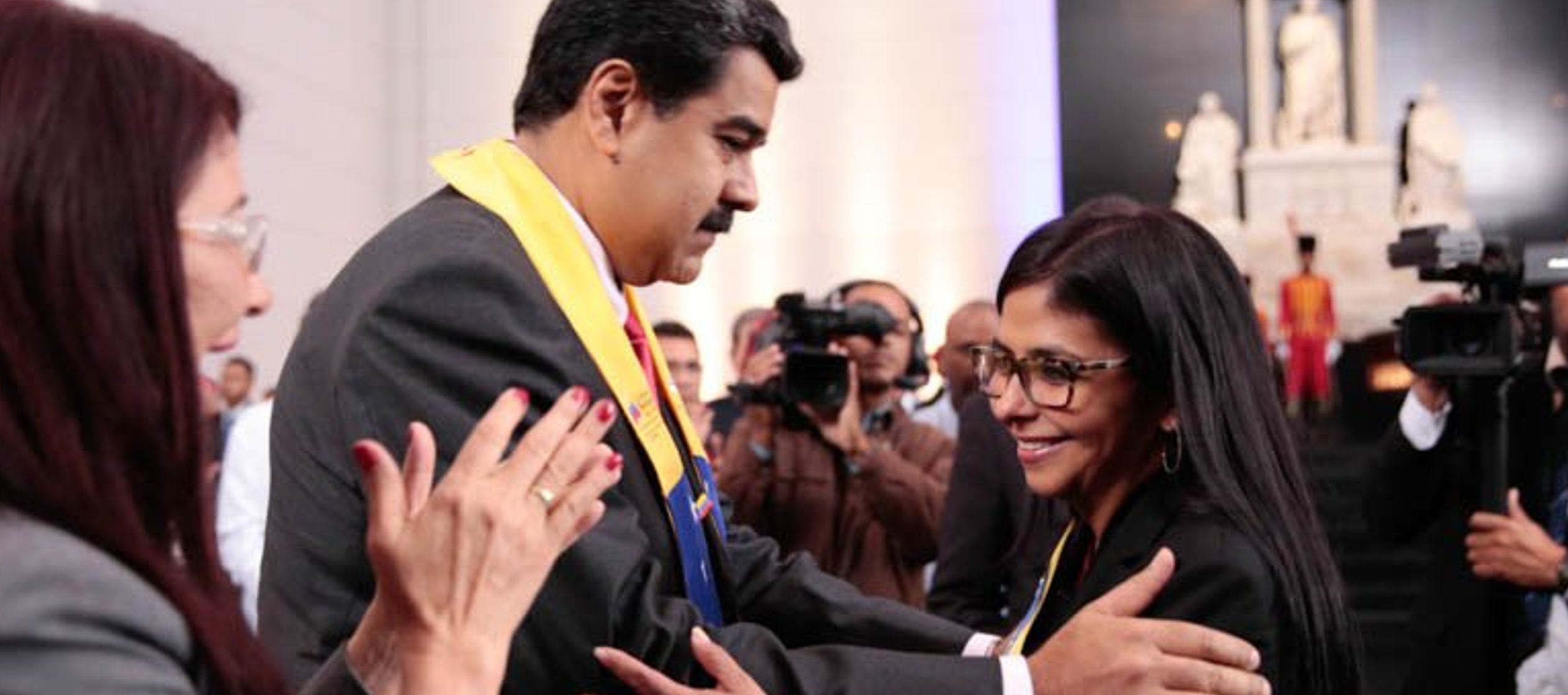 El jefe del Estado venezolano anunció el martes que haría una "renovación...