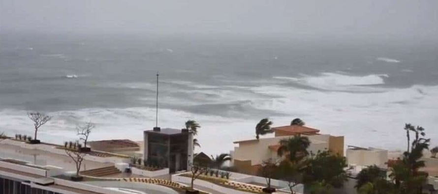 El sistema bordeaba la costa el jueves por la noche, según el Centro Nacional de Huracanes...