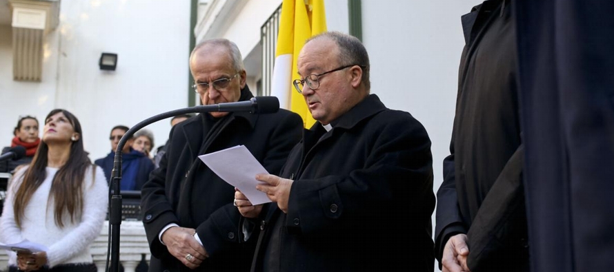 El arzobispo Charles Scicluna y el sacerdote Jordi Bertomeu escucharon por separado a los fieles,...