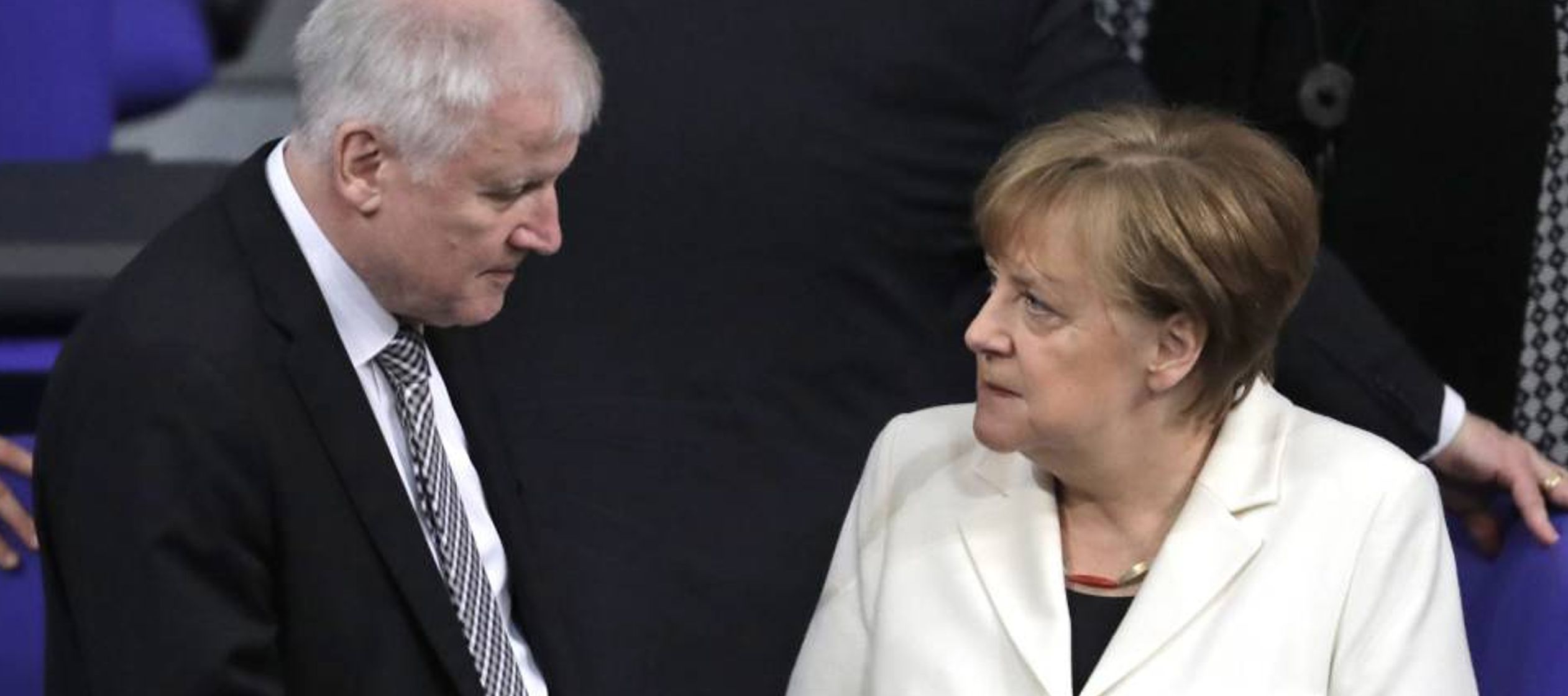 A pesar de la amenaza de Seehofer, Merkel ha insistido este viernes a través de su portavoz,...