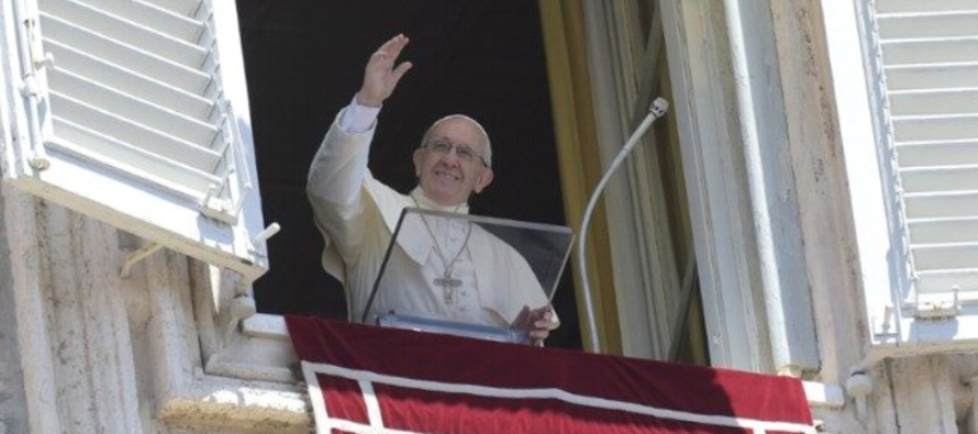 Delante de 15 mil personas presentes en la Plaza de San Pedro, bajo un sol brillante, el Papa hizo...