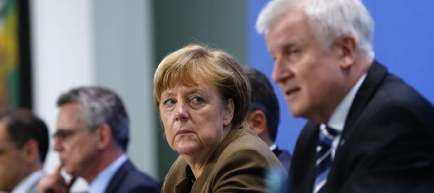 En esta ocasión, al otro lado del conflicto Merkel tiene a su propio ministro de Interior,...