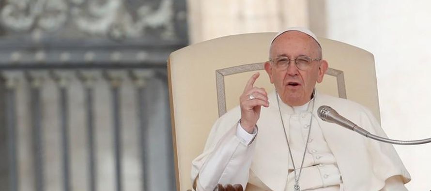 El Papa Francisco dijo que quiere designar a más mujeres para encabezar los departamentos...
