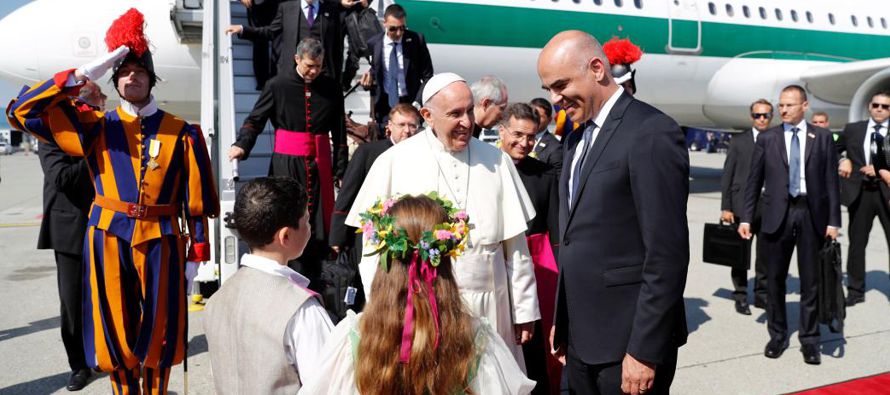 El papa Francisco aterrizó hoy en Ginebra para participar en la celebración del...