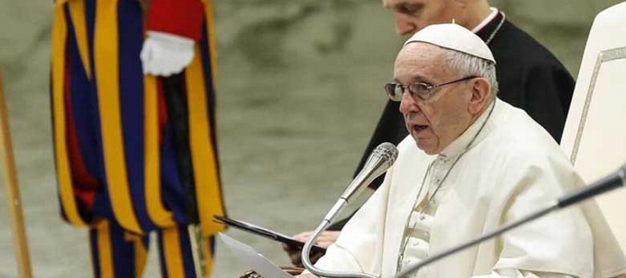El pontífice reveló sus decisiones en una inusual entrevista con Reuters en su...
