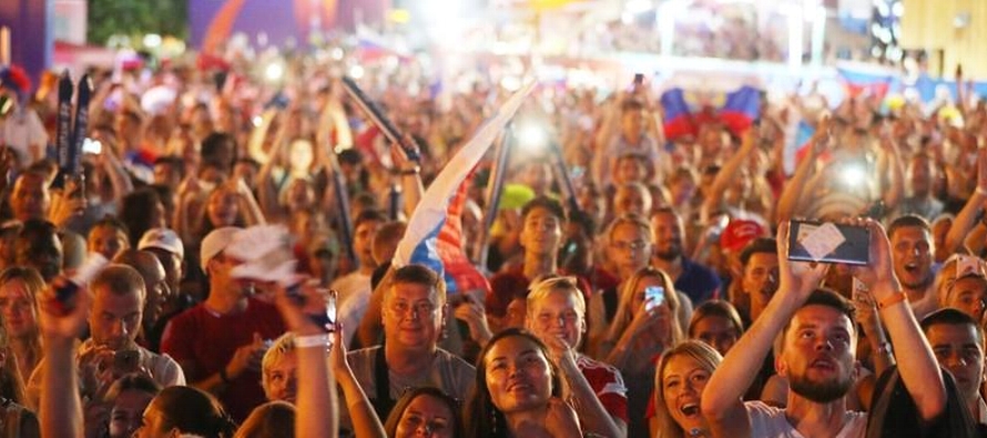 El fan zone oficial de la FIFA en Moscú, ubicado en el campus de Sparrow Hills de la...
