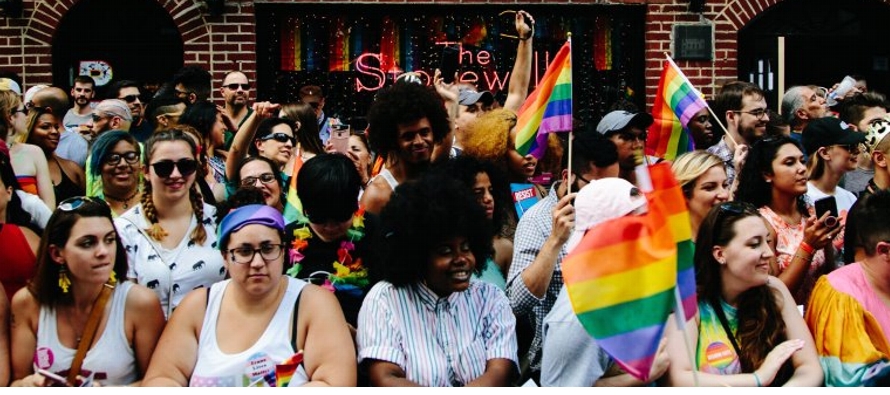 Centenares de miles de neoyorquinos, vestidos con los colores del arcoiris que les representa, que...