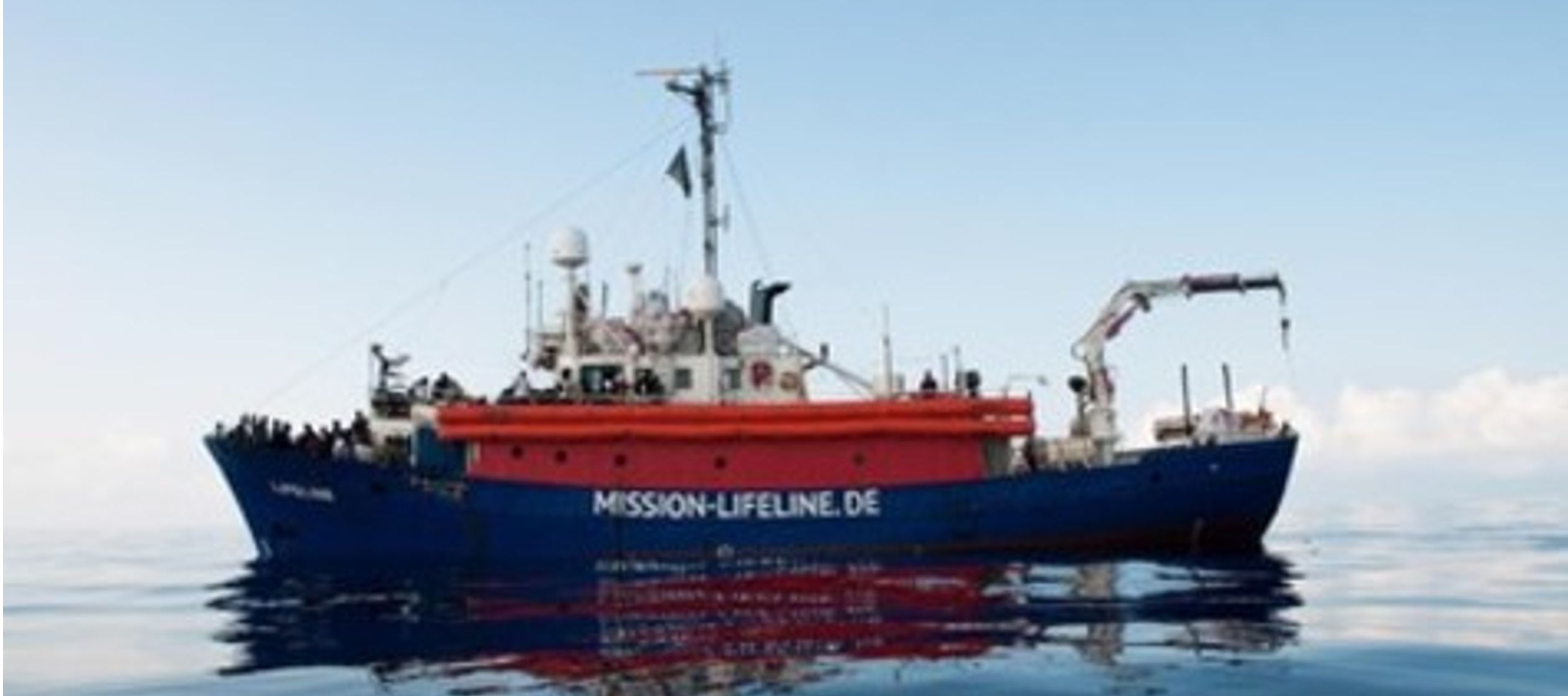 La nave Lifeline, con cientos de inmigrantes rescatados en el mar, busca un puerto donde atracar
