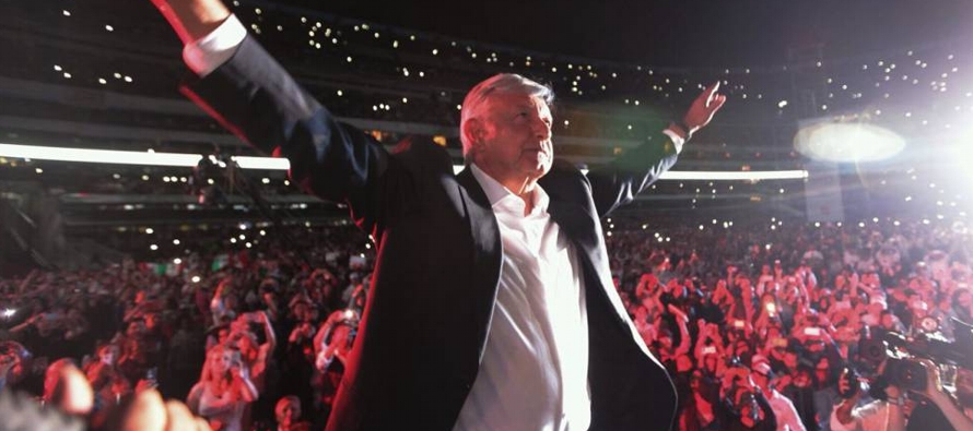 López Obrador, que contiende en una alianza de Morena, Partido del Trabajo (PT) y Partido...