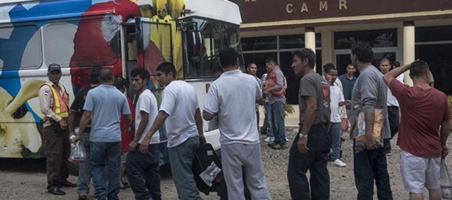 Miles de personas huyen de las pandillas extremadamente violentas de El Salvador, Honduras y...
