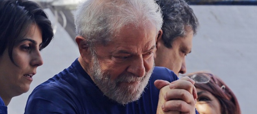 Lula, quien cumple una condena de 12 años y 1 mes por corrupción pasiva y lavado de...
