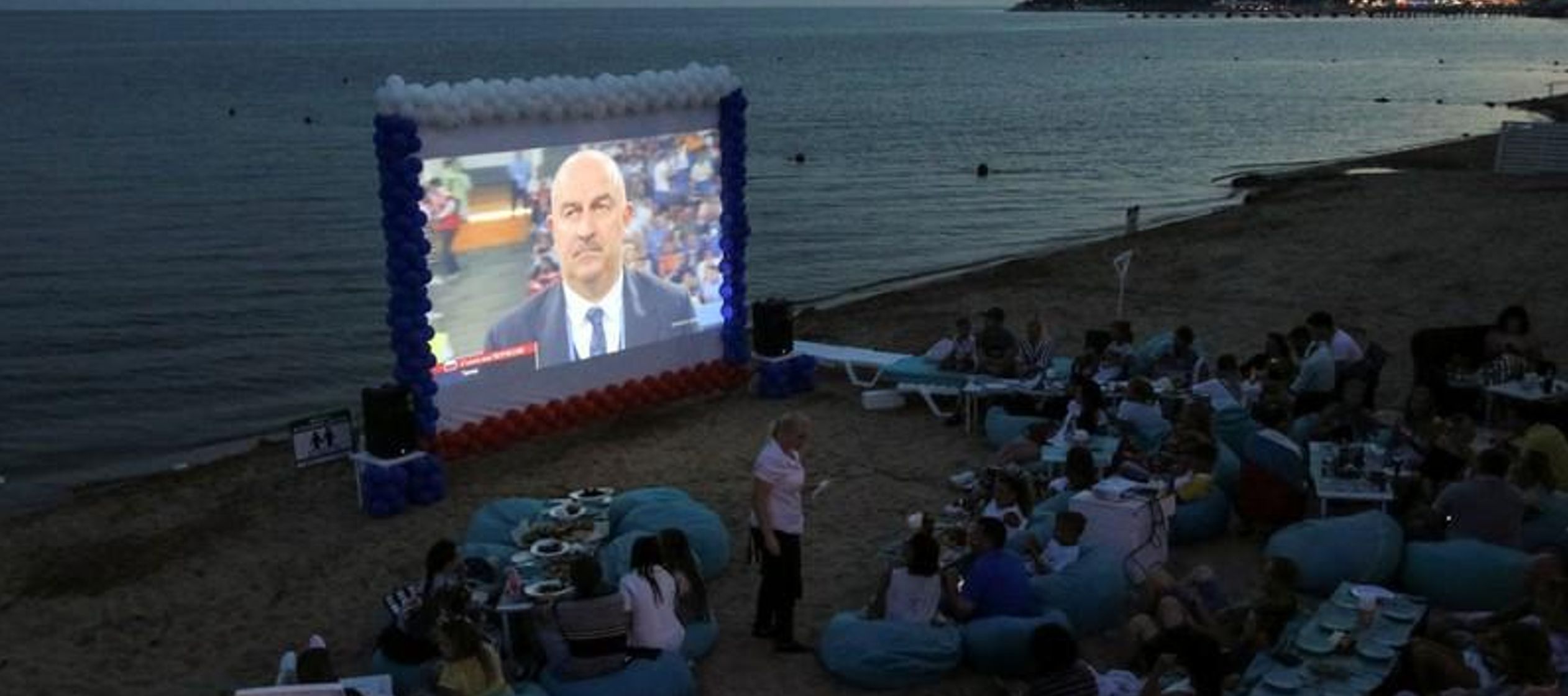 Las proyecciones públicas implicaron un compromiso con las reglas de la Copa Mundial,...