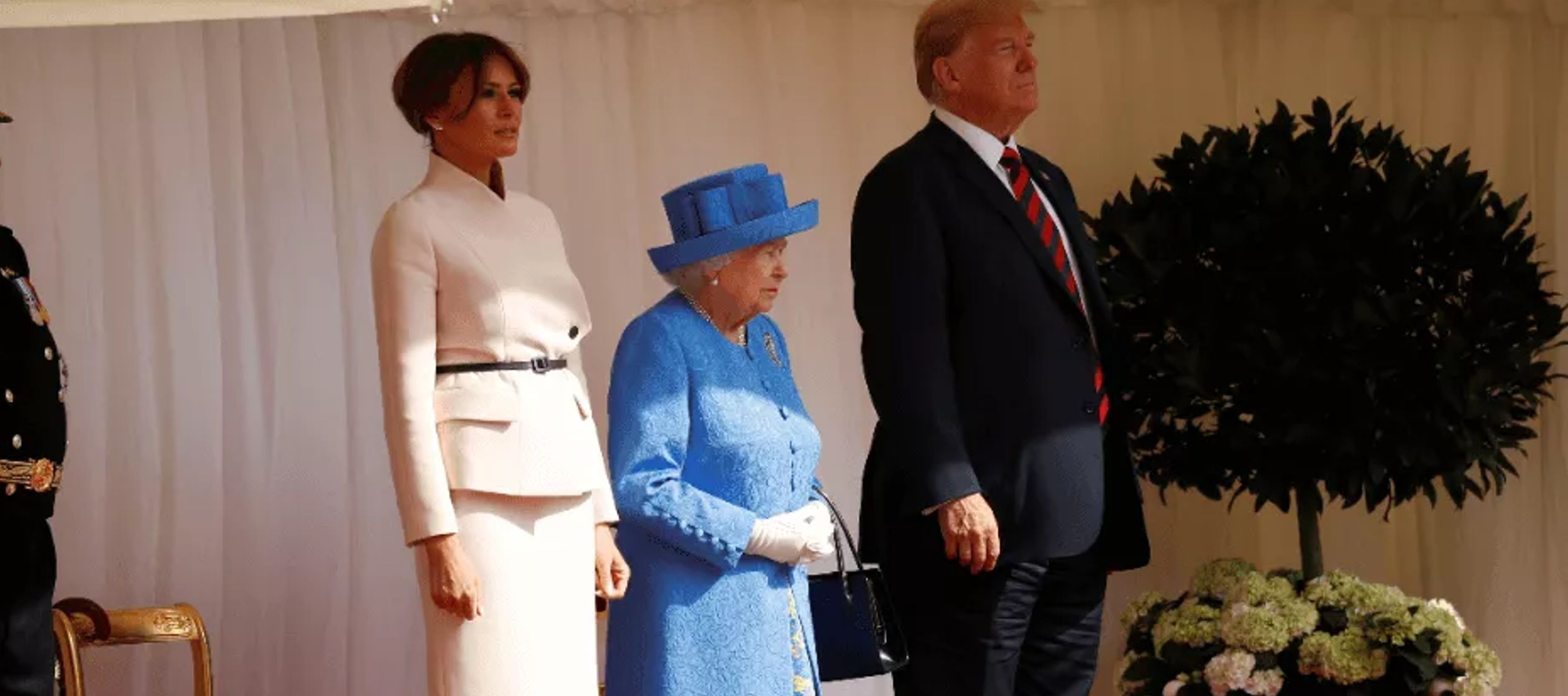El matrimonio Trump ha optado por estrechar la mano a la monarca británica sin hacer ninguna...