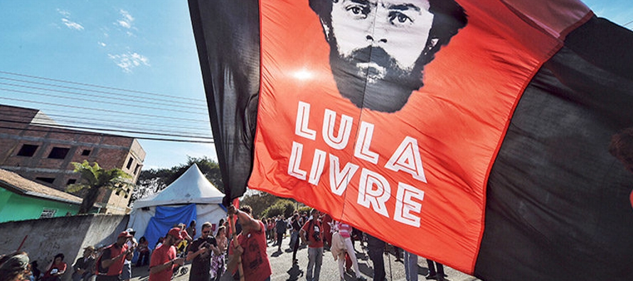 Desde que está tras las rejas, Lula ha estado acompañado por un grupo de seguidores...