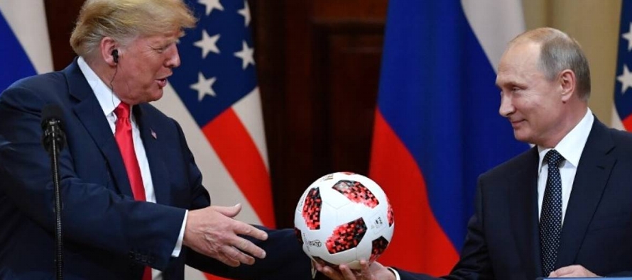 En medio de la comparecencia, Putin le entregó a Trump el balón oficial de la Copa...