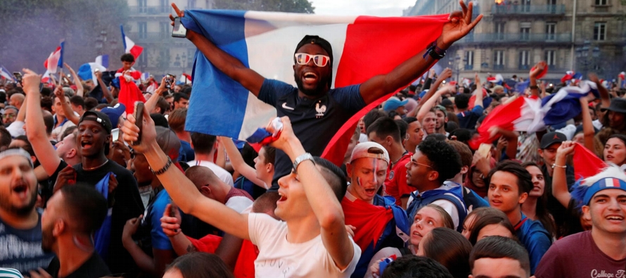 Francia se preparaba para recibir a su selección nacional con un desfile en la avenida de...