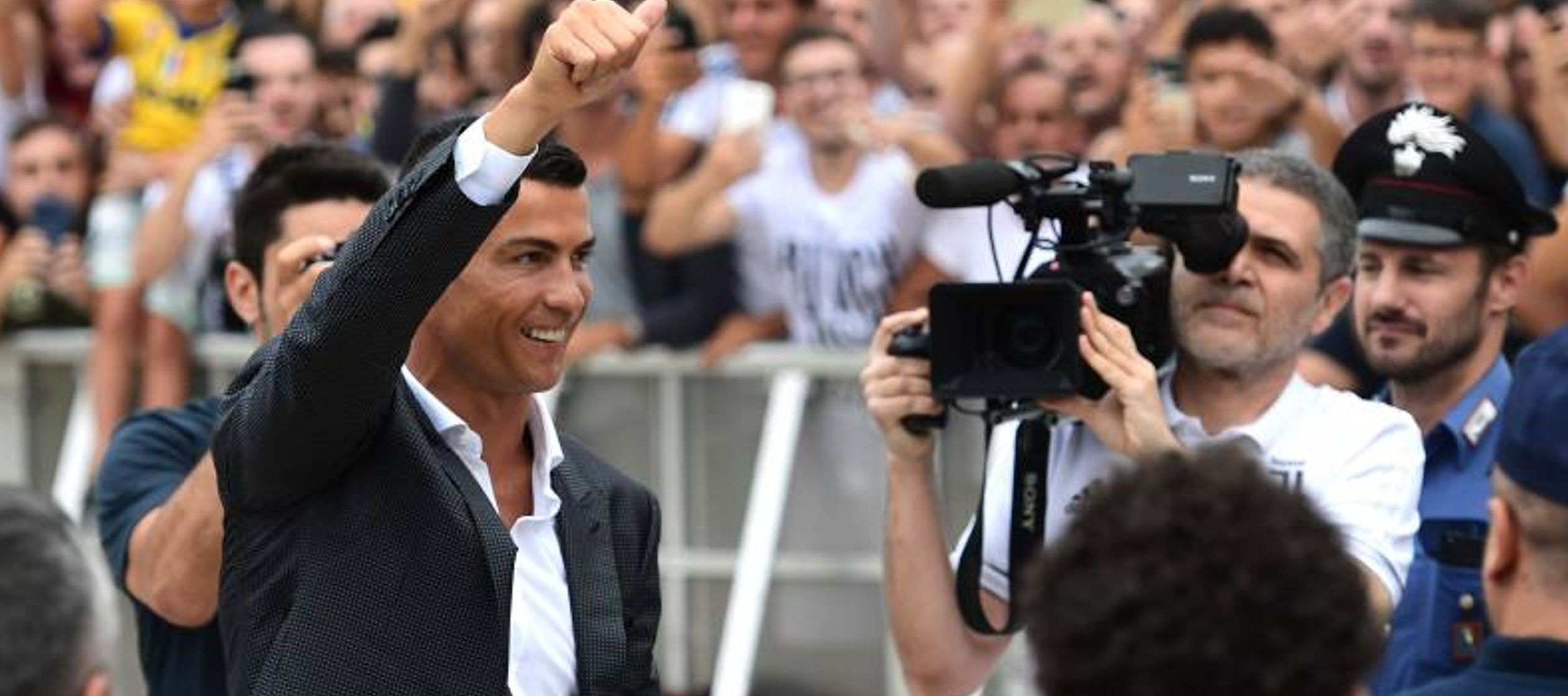 El portugués Cristiano Ronaldo, presentado este lunes en Turín como nuevo jugador del...