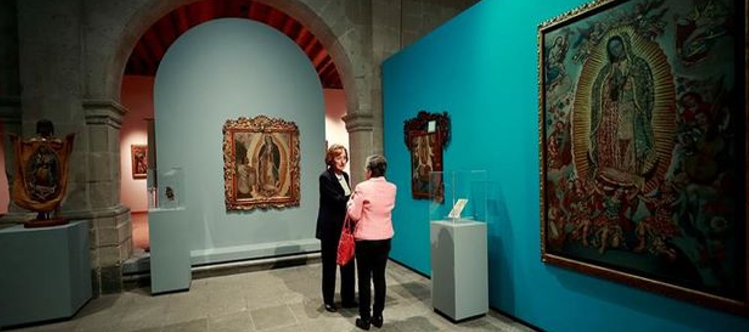 En la exposición es posible encontrar desde clásicos lienzos de la Guadalupe hasta...