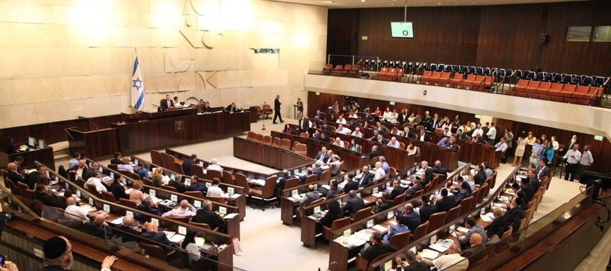 Tras más de diez horas de discusiones, la Knéset (Parlamento israelí)...
