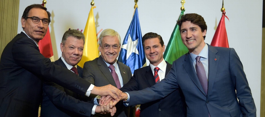 El presidente mexicano Enrique Peña Nieto, en el ocaso de su mandato, sirve de...