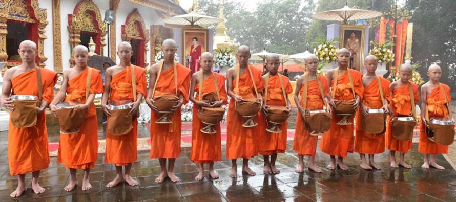 Los 11 chicos de entre 11 y 16 años de edad pasaron a ser novicios budistas mientras que su...