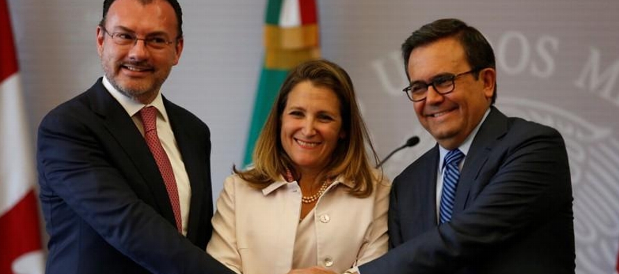 Los secretarios de Relaciones Exteriores y Economía de México, Luis Videgaray e...