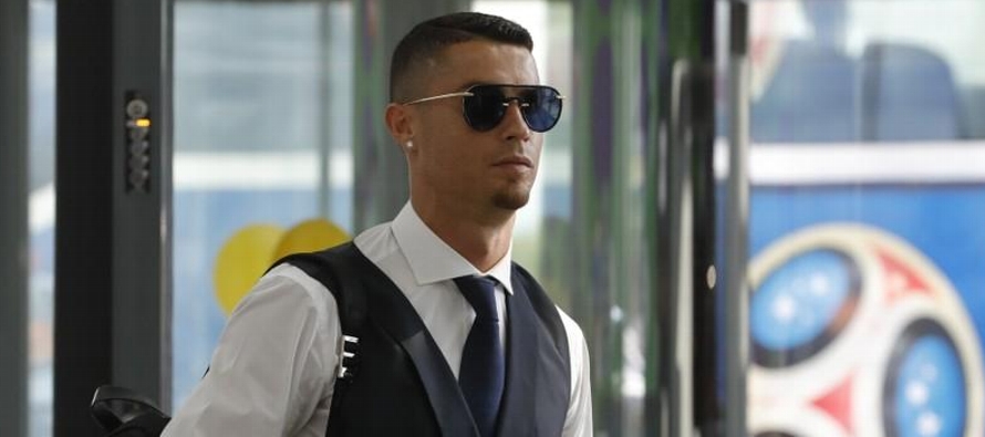El futbolista de 33 años está acusado de evadir 5,7 millones de euros en impuestos,...
