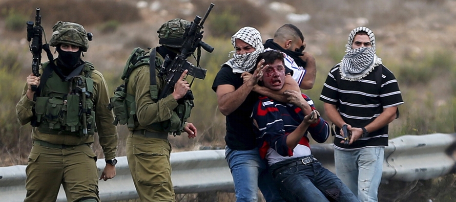 Según fuentes médicas palestinas, por lo menos tres manifestantes fueron heridos por...
