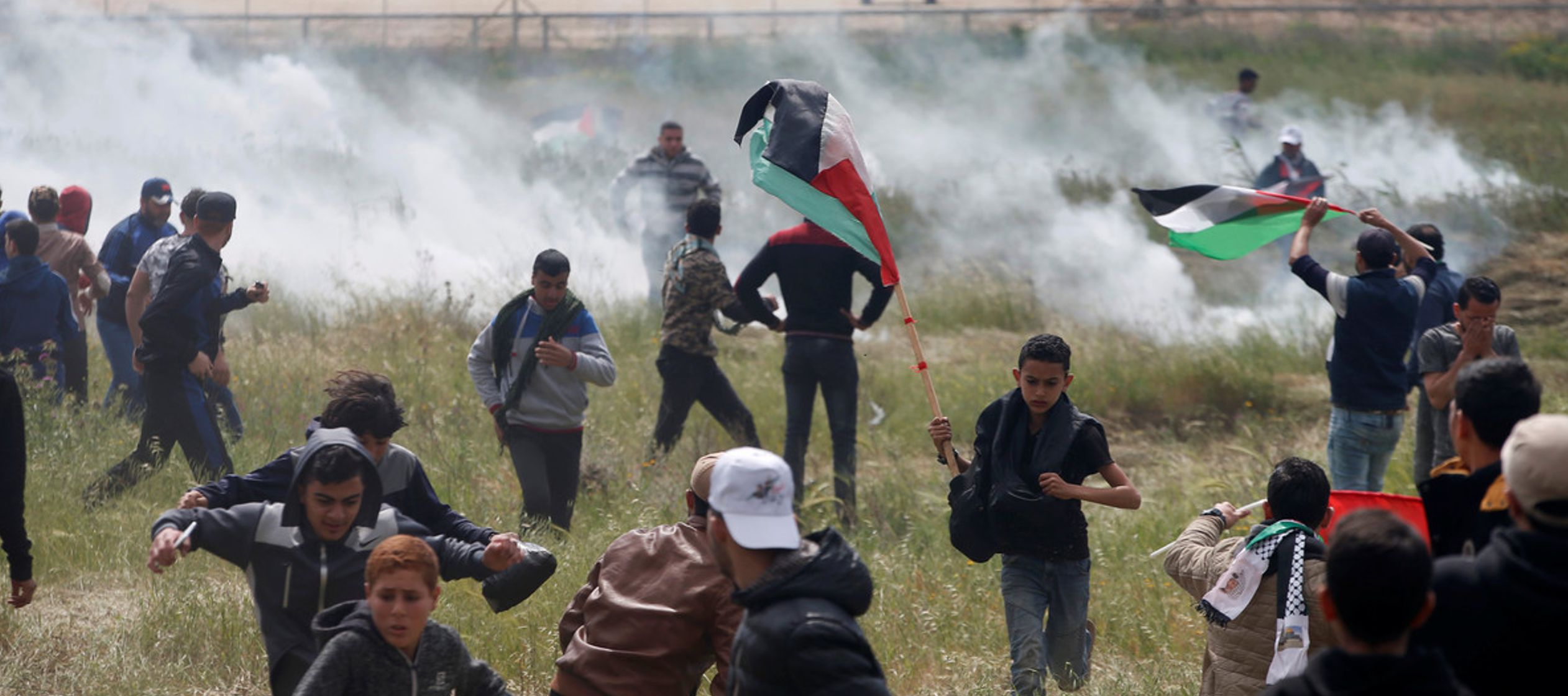 Setenta mil manifestantes se enfrentaron hoy durante horas con los soldados israelíes,...