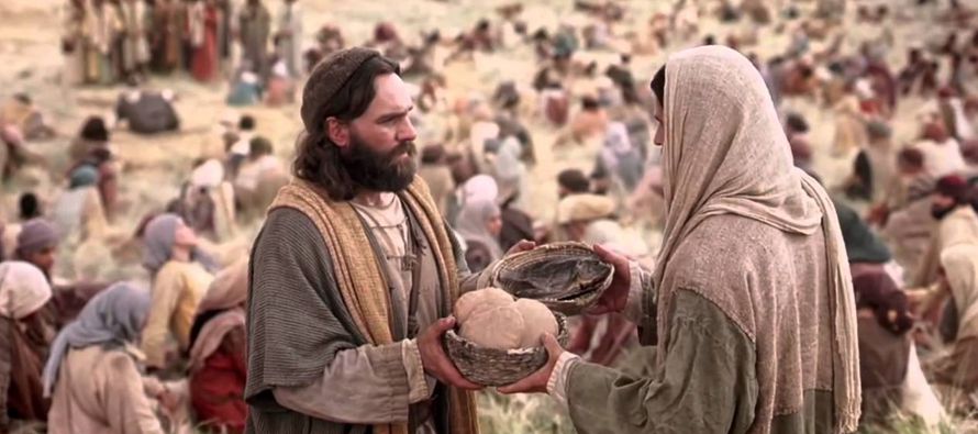Tomó entonces Jesús los panes y, después de dar gracias, los repartió...