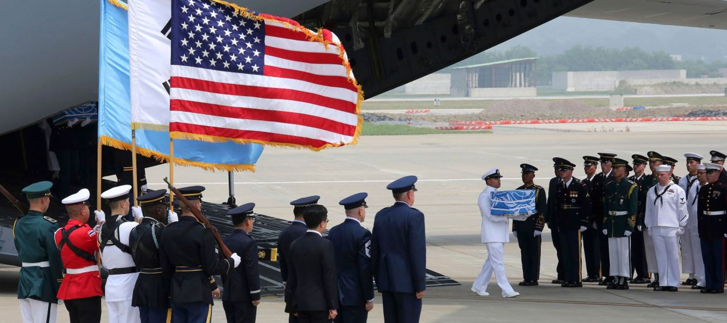 Cuando Corea del Norte entregó los restos a miembros del Comando de Naciones Unidas para...