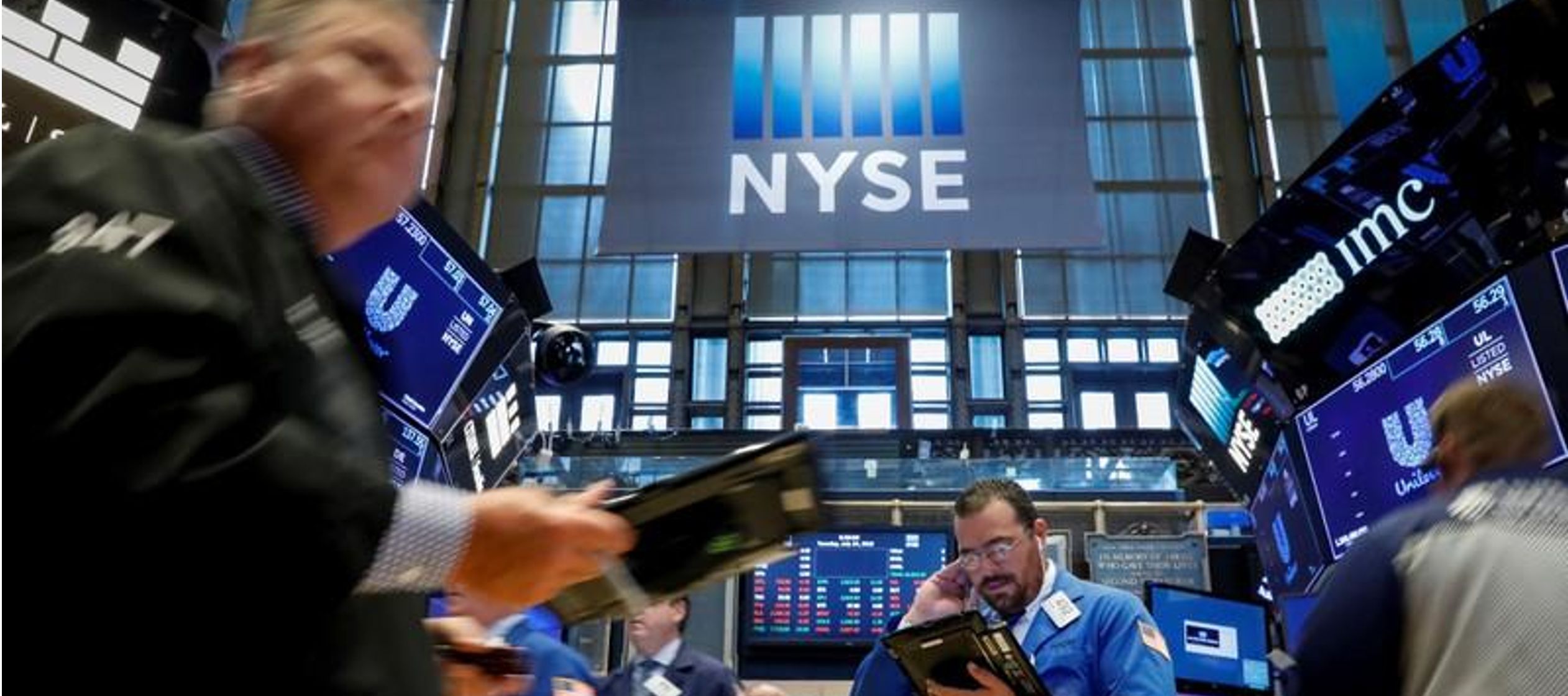 Imagen de archivo de operadores trabajando en la Bolsa de Valores de Nueva York (NYSE), EU, Julio...