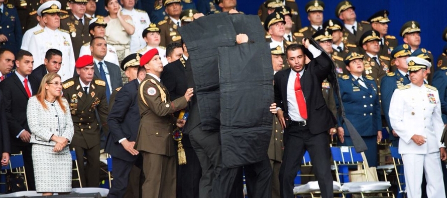 Aparentemente, Maduro estaba siendo atacado; el gobierno ha calificado el hecho como un intento de...