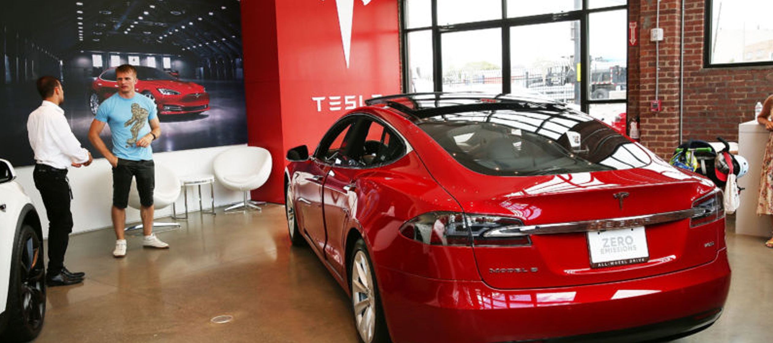 Tesla se queda así lejos del mínimo al que bajó este año en el mes de...
