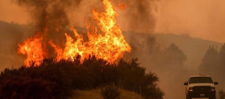 La agencia Calfire indicó que la unión de los incendios River y Rancho, bajo el...