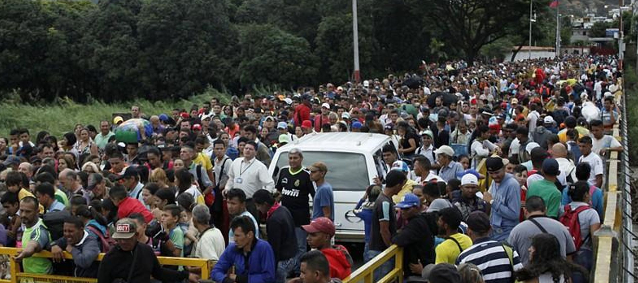 Los venezolanos a menudo hacen un largo viaje en autobús, atravesando Sudamérica,...
