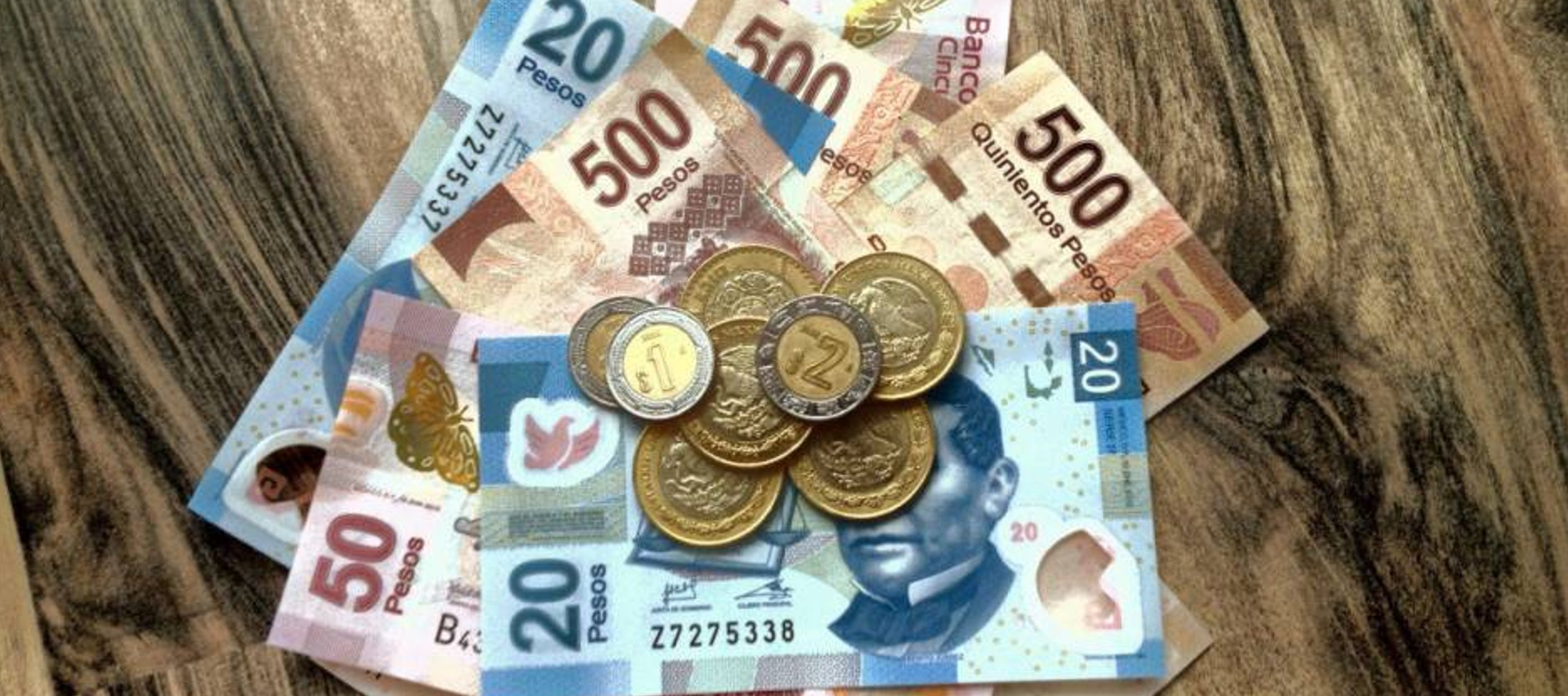 Fajos de billetes de 50 pesos mexicanos en una casa de cambios en Ciudad Juárez,...