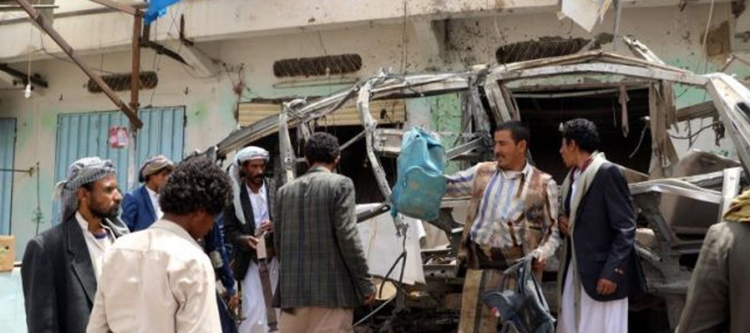 Un bombardeo de la coalición árabe contra vehículos en un mercado de Saada...