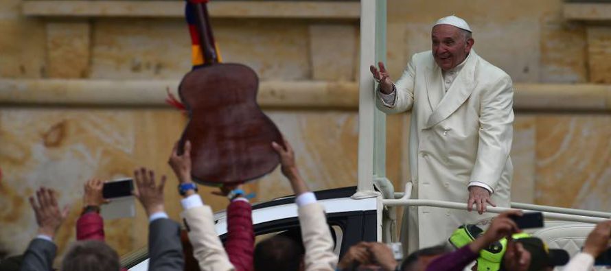 El papa Francisco dijo hoy que una Iglesia cerrada y clerical es "un escándalo" y...