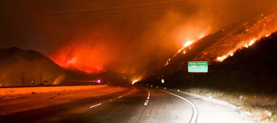 El incendio "Holy" ha consumido 8,700 hectáreas del Bosque Nacional de Cleveland,...