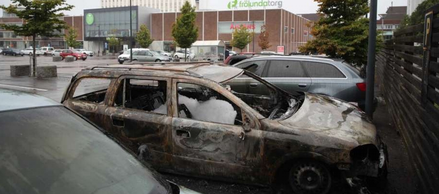 Unos 80 vehículos fueron incendiados en la noche, principalmente en la segunda ciudad...