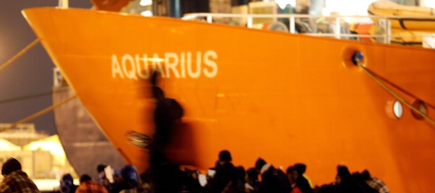 El Aquarius llegó ayer a Malta después de rescatar el pasado viernes a 141...