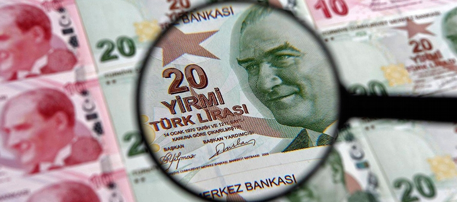 Hacia las 14.30 GMT, la moneda turca cotizaba a 6,14 unidades por dólar, un 5,3 % menos que...