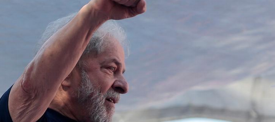 Lula es el candidato del Partido de los Trabajadores (PT) y lidera los sondeos antes de los...