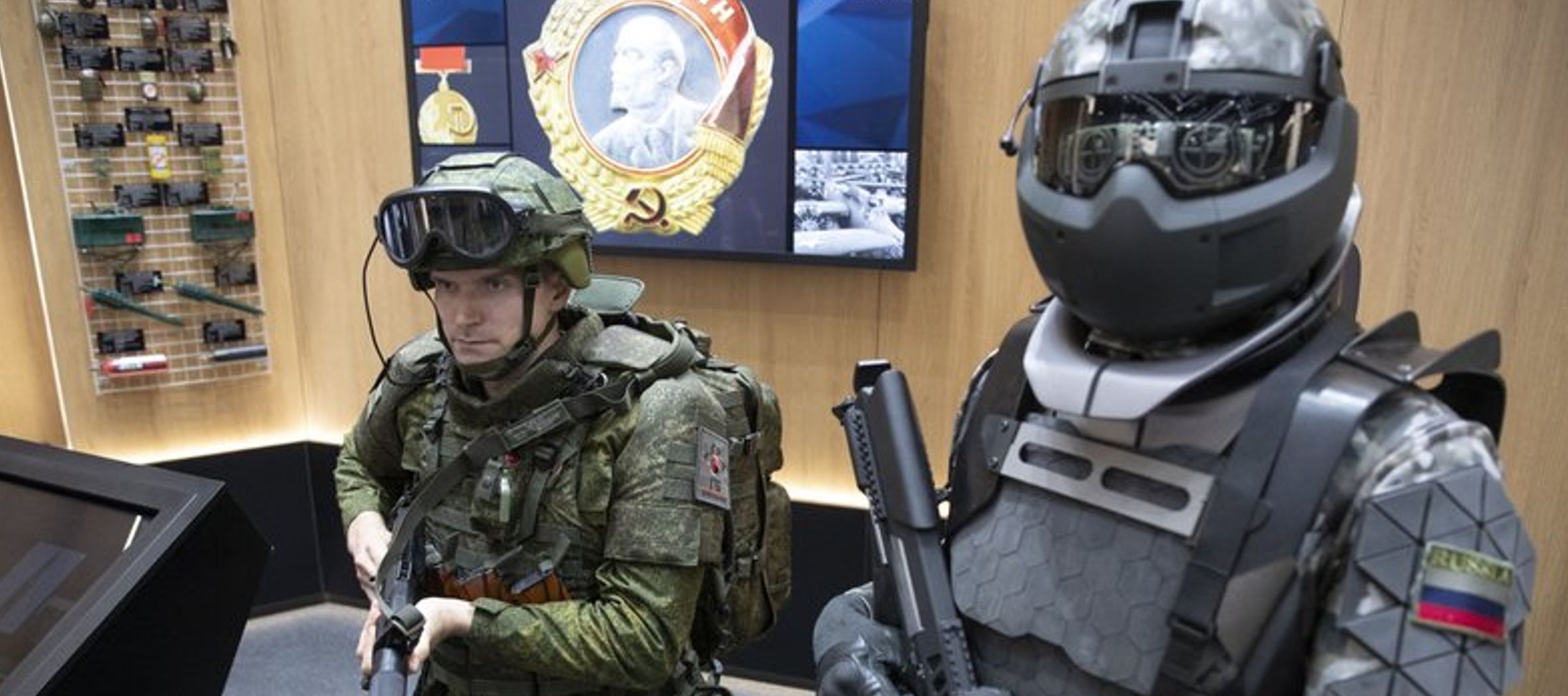 Rusia inauguró el martes una exposición de sus nuevas armas con el fin de atraer a...