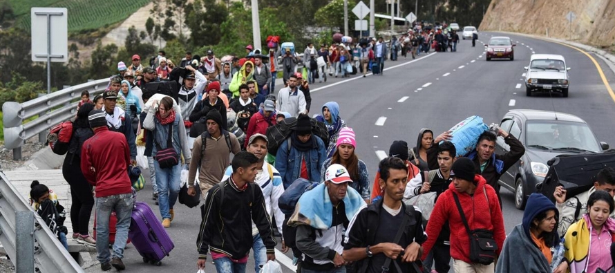 Cientos de venezolanos que han salido de su país, cruzado Colombia y Ecuador para llegar a...