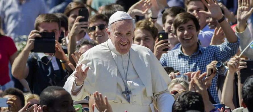El papa Francisco pidió a los fieles que ayuden a construir "una única familia...